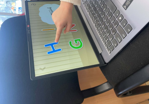 Dziecko pokazuje literkę