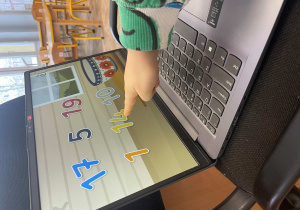 Dziecko pokazuje literkę