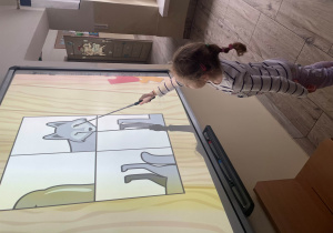 Dziewczynka układa puzzle