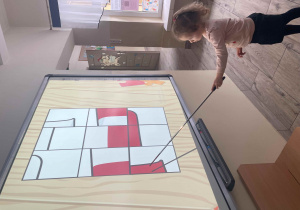 Dziewczynka układa puzzle