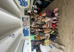 Dzieci podczas zajęć z okazji Dnia Puzzli i Łamigłówek