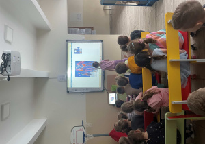 Dzieci podczas zajęć z okazji Dnia Puzzli i Łamigłówek