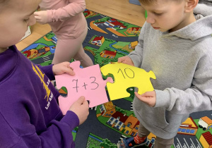 Dzieci szukają puzzli według wzoru