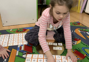 Dziewczynka szuka liter w klaserze