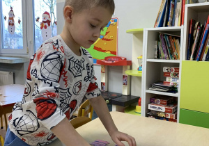 Chłopiec układa puzzle