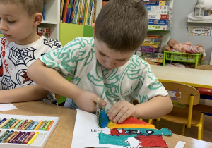 Chłopiec wycina puzzle