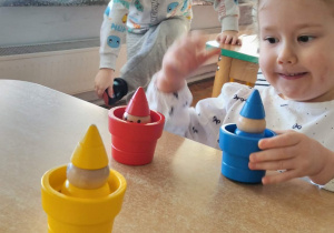 Dzieci podczas zajęć z okazji Dnia Puzzli i Łamigłówek