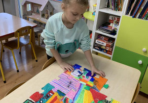 Dziewczynka dokłada puzzle