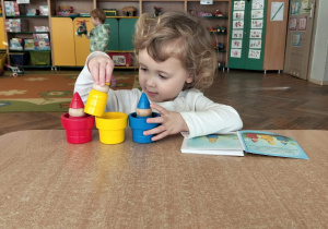 Dziewczynka układa krasnoludki