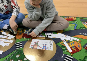 Chłopiec układa puzzle