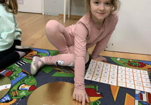 Dziewczynka układa napis