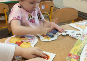 Dzieci biorą udział w zajęciach