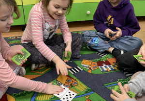 Dzieci grają w karty