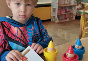 Chłopiec układa krasnoludki