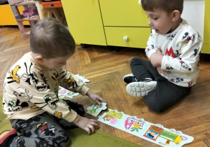 Dzieci podczas zajęć z okazji Dnia Puzzli i Łamigłówek