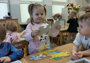 Dzieci podczas zajęć z okazji Dnia Puzzli i Łamigłówek