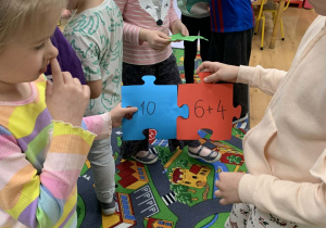 Dzieci układają puzzle według wzoru