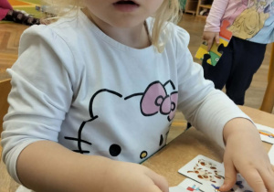 Dziewczynka podczas zajęć