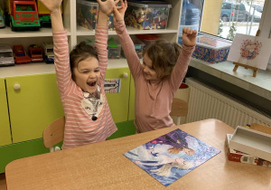 Radość dziewczynek z ułożonych puzzli