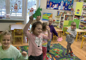 Zabawa ruchowa z puzzlami