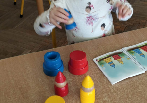 Dziewczynka układa krasnoludki