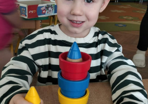 Chłopiec układa krasnoludki