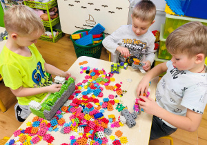 Chłopcy konstruują