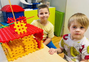 Chłopcy budują karmnik z klocków