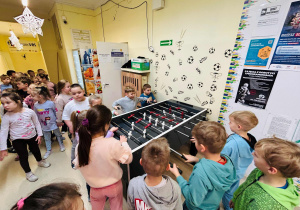 Przedszkolaki zwiedzają szkołę