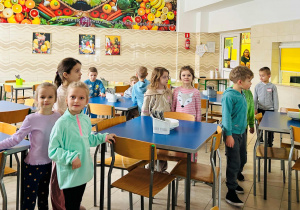 Dzieci na stołówce szkolnej