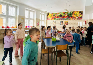 Dzieci na stołówce szkolnej