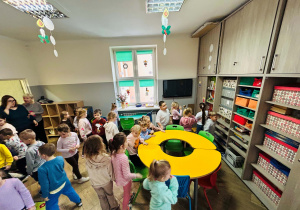 Dzieci oglądają świetlice