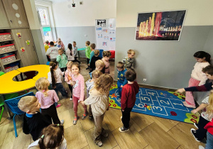 Przedszkolaki na świetlicy szkolnej