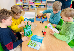 Dzieci graja w logiczne gry