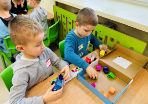 Chłopcy grają w gry