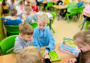 Dzieci poznają zasady gry