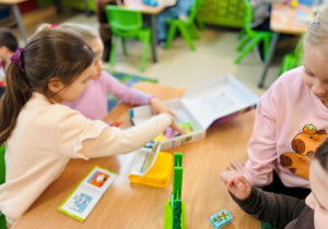 Dziewczynki graja w gry