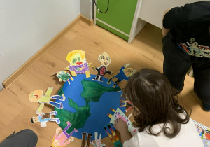 Dzieci robią wspólnie plakat