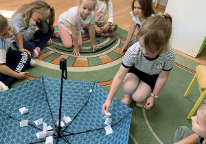 Dziewczynka wyciągnęła karteczkę z parasola