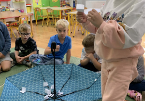 Dziewczynka wyciągnęła karteczkę z parasola