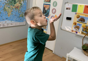 Chłopiec dmucha piórko