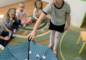 Dziewczynka macha parasolem