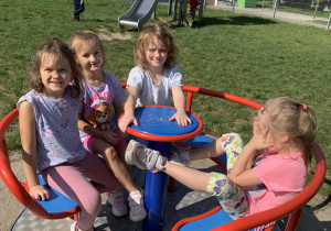 Dzieci kręcą się na karuzeli