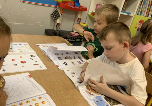 Dzieci robią w książka