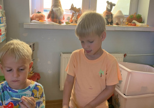 Chłopcy bawią się przy stoliku