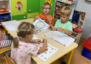 Dzieci robią w książkach