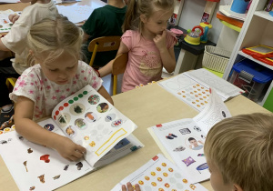 Dzieci robią w książkach