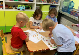 Dzieci robią w książkach