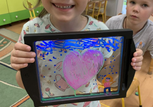 Dziewczynka narysowała serduszko