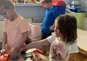 Dzieci bawią się wspólnie